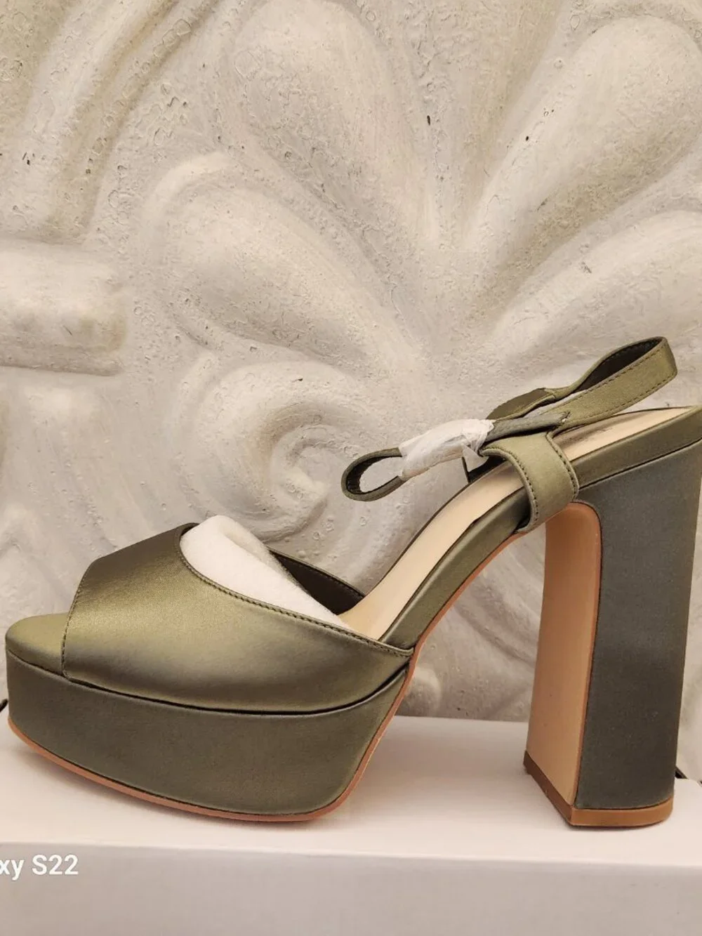 H By Halston Olive Green Platform Sandals. NIB. Size 9